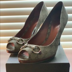 Gucci Horesebit peep Toe Pump with Gucci print